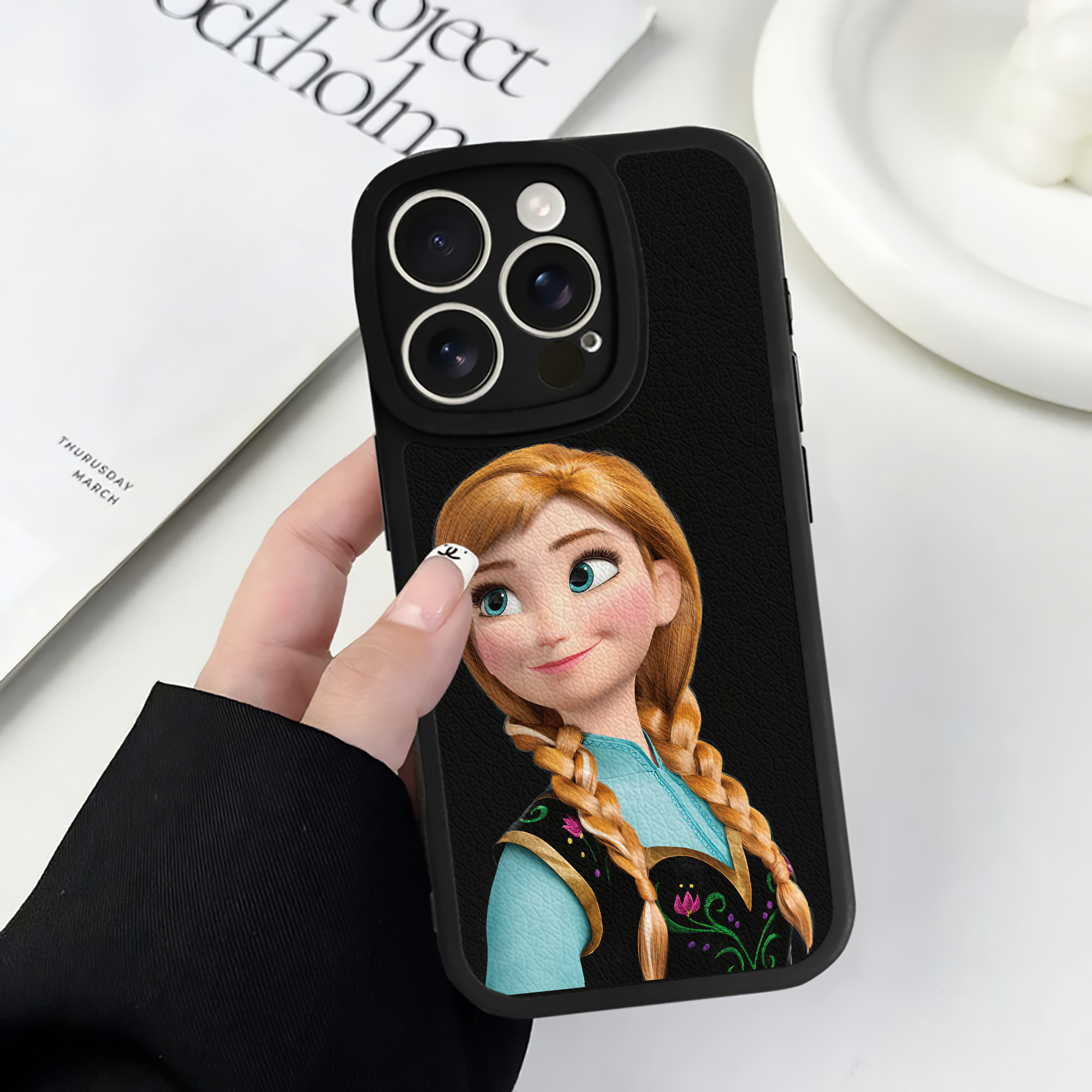 （画像用） アナと雪の女王 アンナ エルサ Frozen Anna Elsa 【iPhone 16シリーズ対応】シリコンスマホケース（レザー調） 材質：シリコン